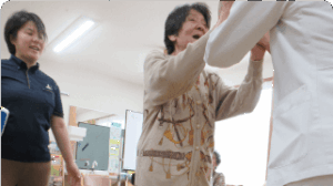 デイサービスにてリハビリをしている写真