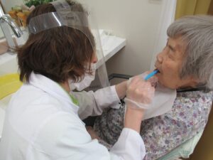 デイサービス　口腔ケアをしている写真