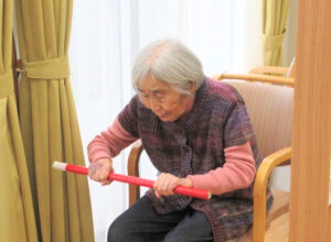 利用者さんが体を鍛えるトレーニング中の写真
