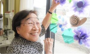 デイサービス　利用者さんが飾り付けをしている写真
