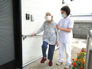 デイサービス屋外でのリハビリ(個別機能訓練)の写真